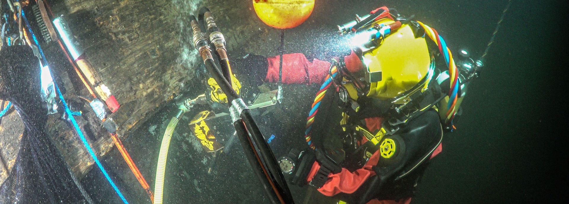 Badewanne divers recovering oil