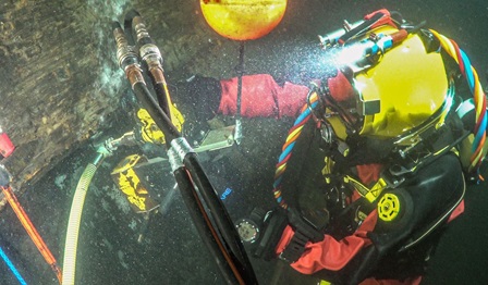 Badewanne divers recovering oil