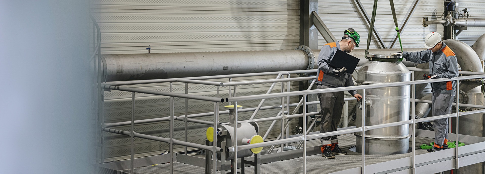 Two Wärtsilä employees working with CCS