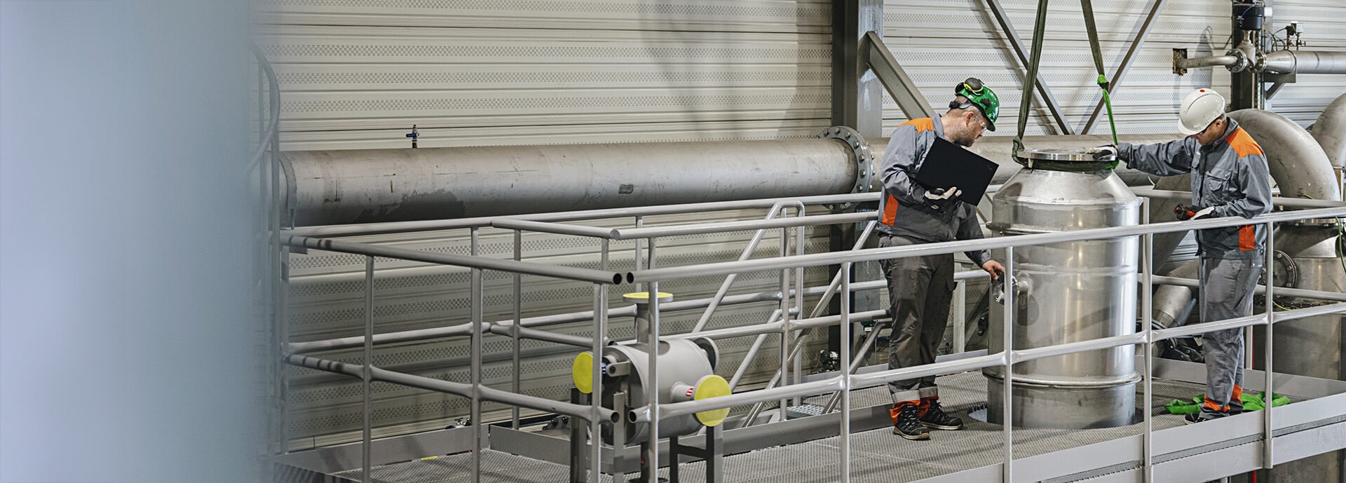 Two Wärtsilä employees working with CCS