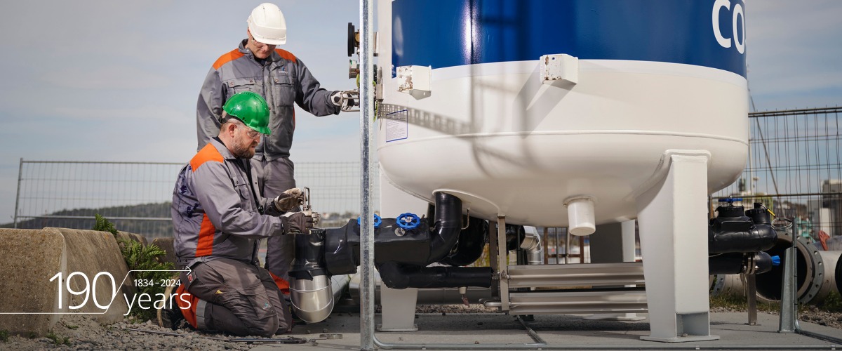 An image of two Wärtsilä employees working on a CCS CO2 storage tank.