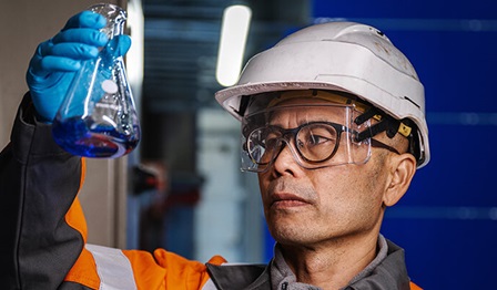 Wärtsilä employee handing chemicals related to CCS