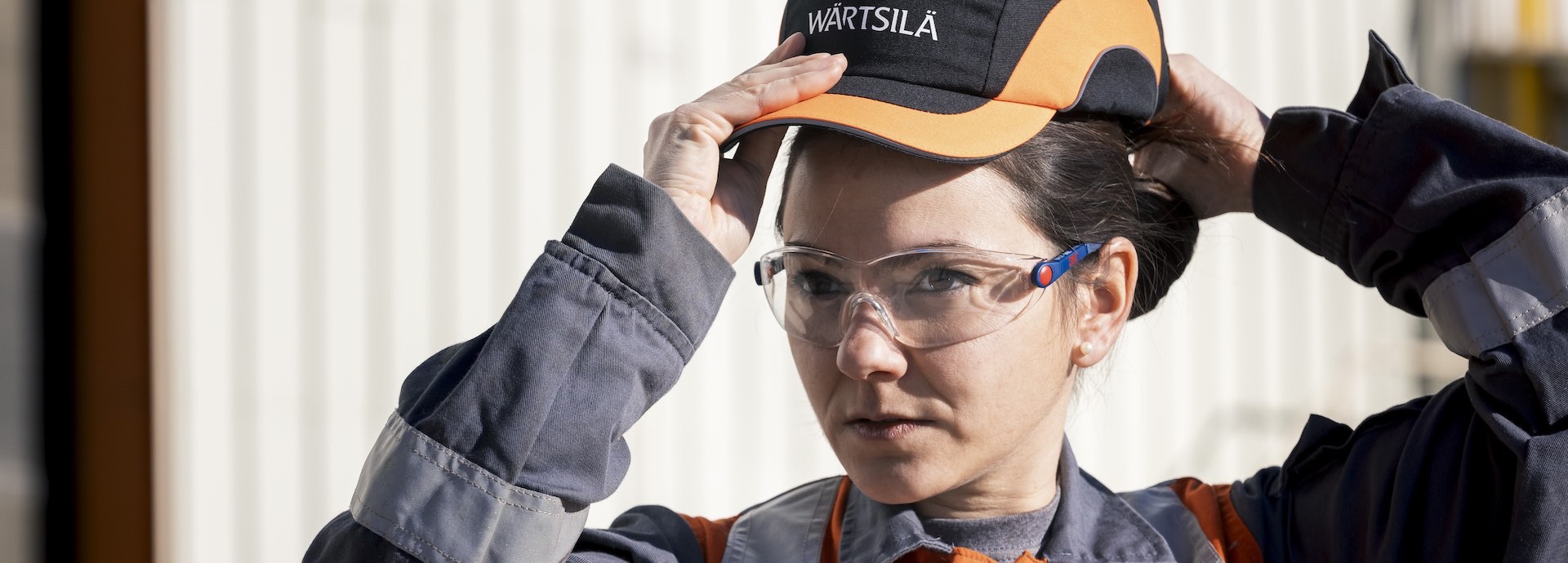 Image of lady wearing a Wärtsilä cap and safety goggles
