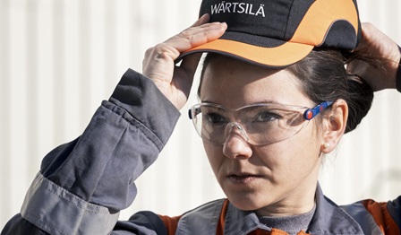 Image of lady wearing a Wärtsilä cap and safety goggles