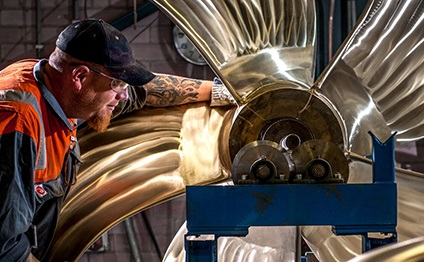 Wärtsilä employee with propeller