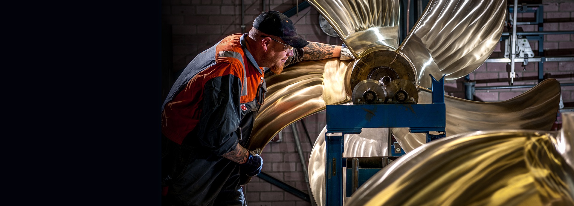 Wärtsilä employee with propeller