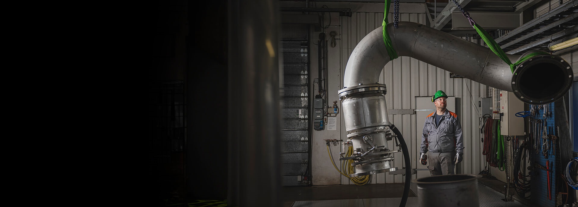 Wärtsilä engineer hoisting a pipe in the test hall