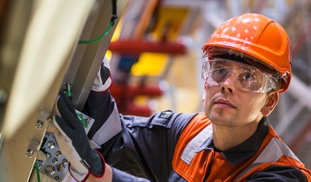 Wärtsilä service employee at work