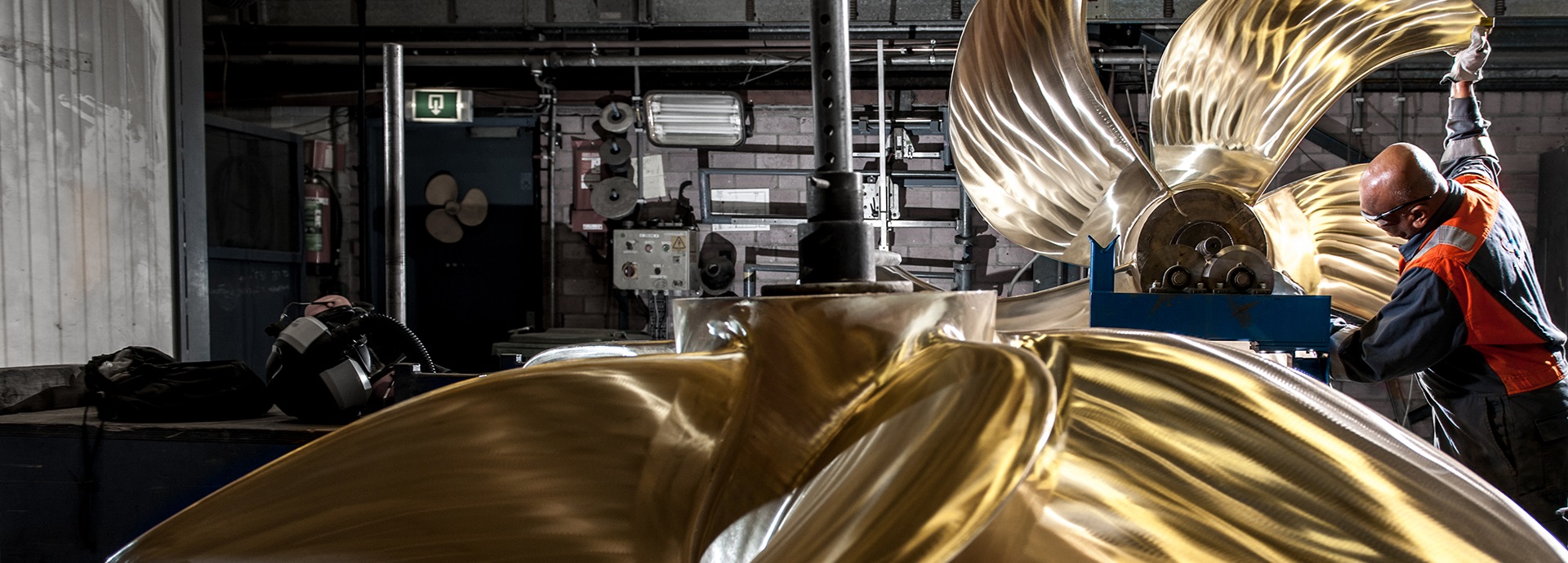 Wärtsilä service employee working on a propeller