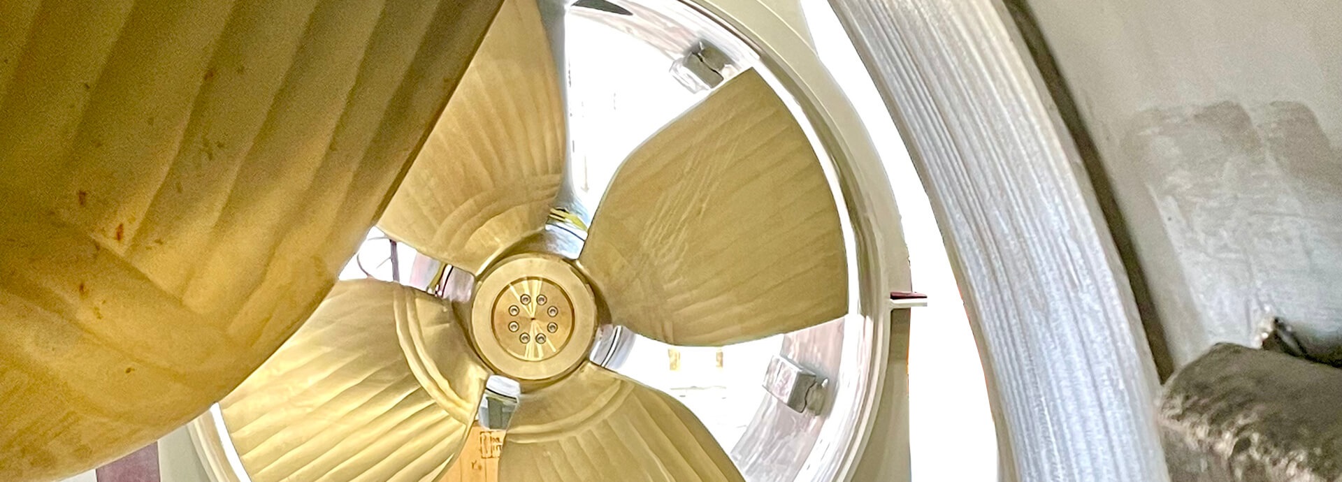 The right bow thruster will minimise vessel resistance