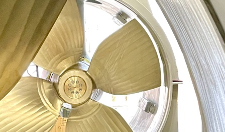 The right bow thruster will minimise vessel resistance