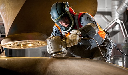 Wärtsilä service employee working on a propeller