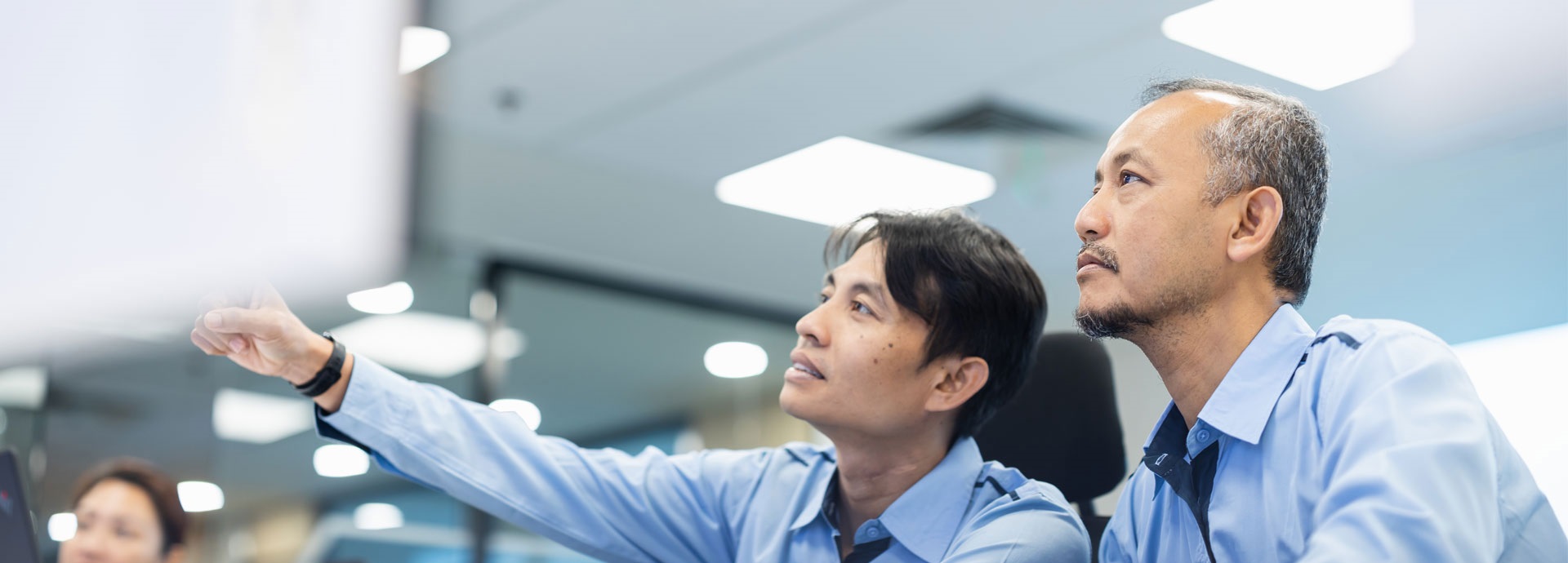 Wärtsilä employees in conversation