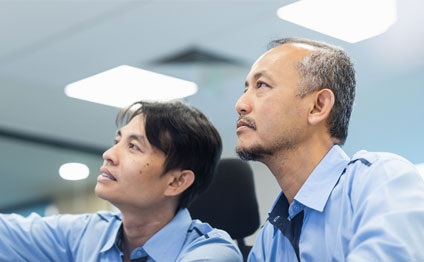 Wärtsilä employees in conversation