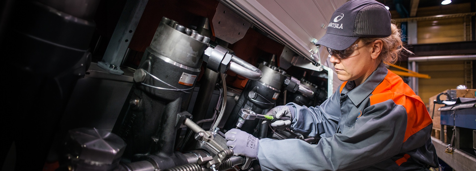 Wärtsilä service employee