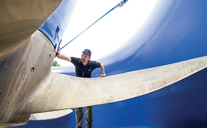 Wärtsilä employee checking a ship propeller