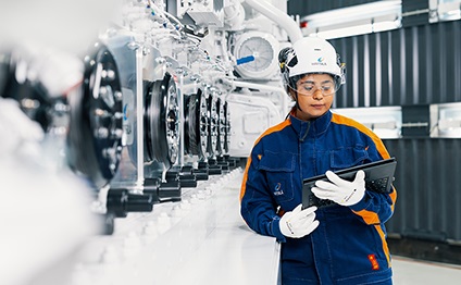 Wärtsilä employee is standing next to the engine