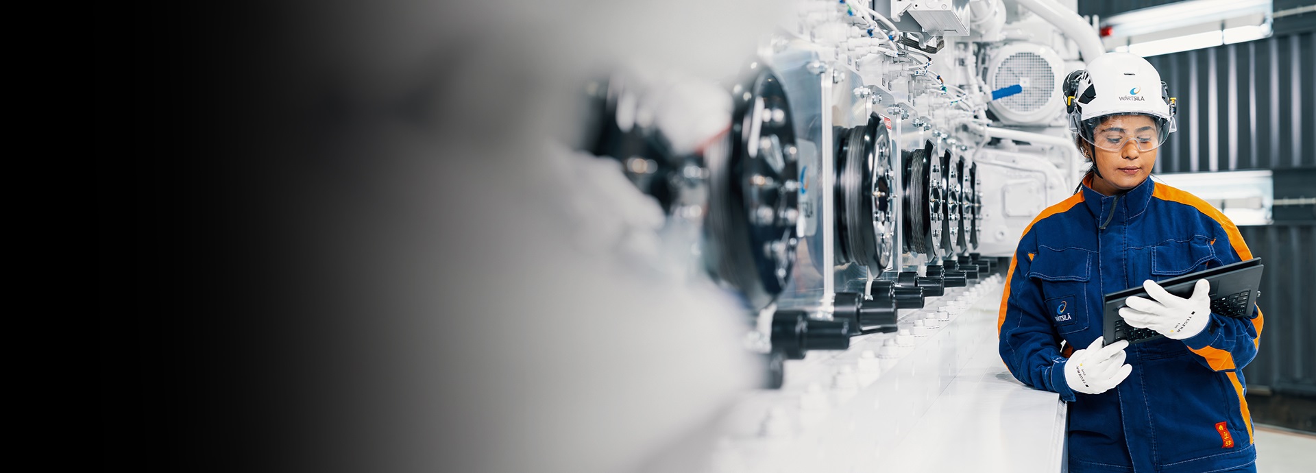 Wärtsilä employee is standing next to the engine