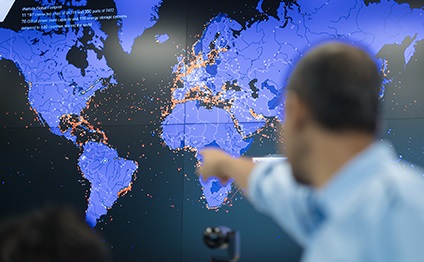 Wärtsilä employee in front of a digital map