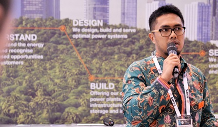 Syawalianto Rahmaputro presenting in Wartsila Booth during Powergen Asia in Jakarta