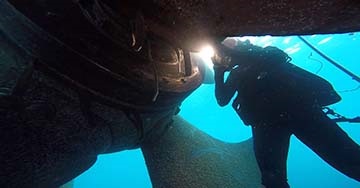 Diver repairing vessel - Wartsila Underwater Services