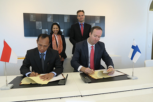 Wärtsilä and PLN signing the MoU (copyright: Ministry for Foreign Affairs of Finland)