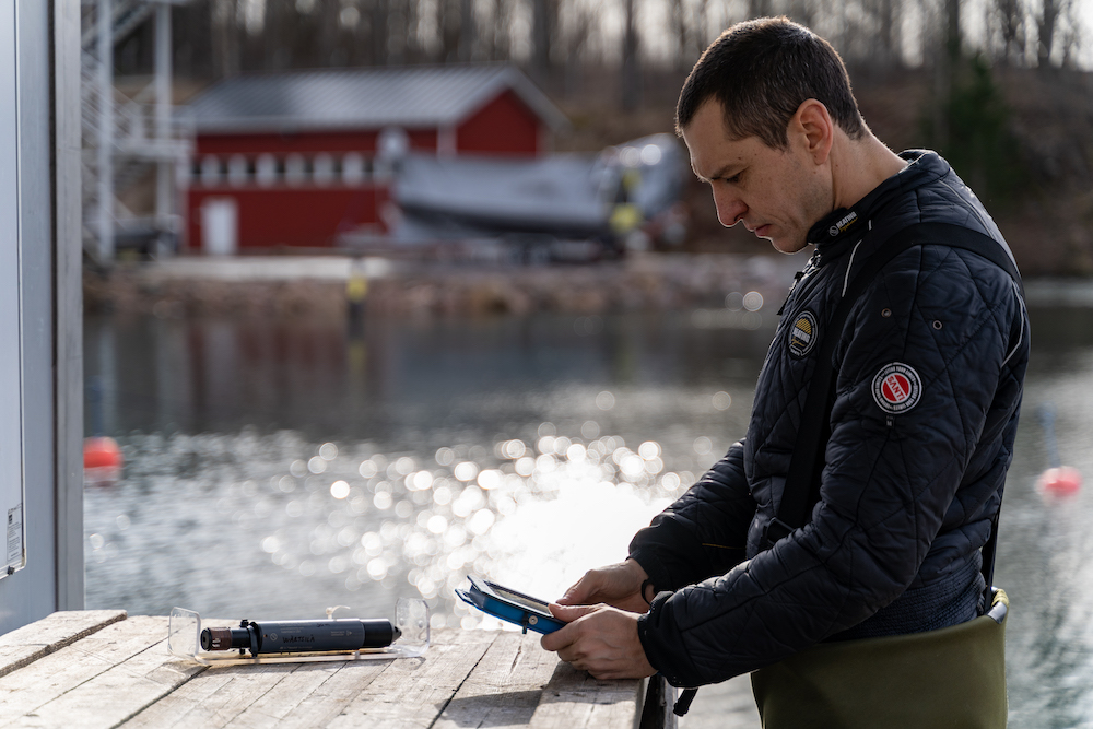 A diver prepares the Onset sensors for data logging and the Valtamer tablet for underwater data reading 