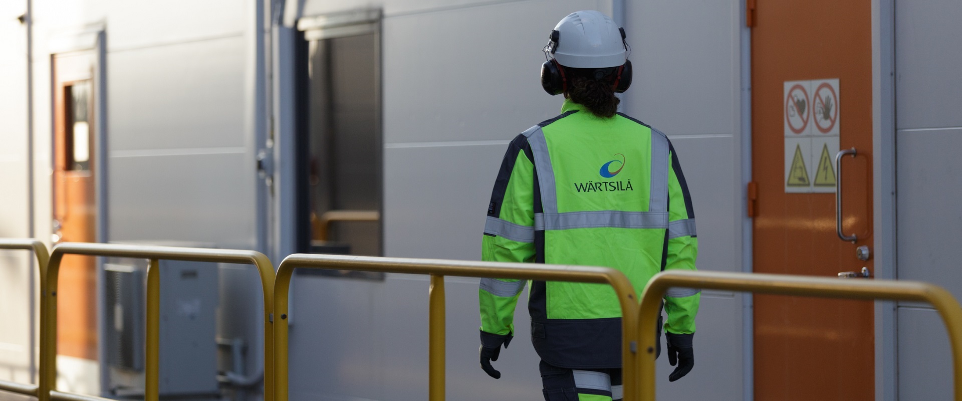 Plant_operator_1920x800