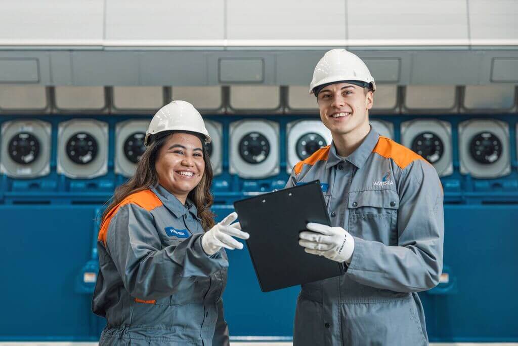 34DF Genset with Wärtsilä employees