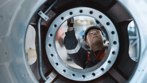 Wärtsilä employee during maintenance work