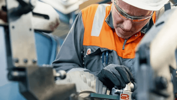 Wärtsilä employee in the workshop