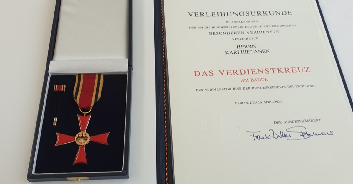 Karie Hietanen Verdienstorden und Urkunde