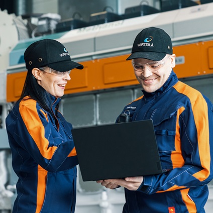 Wärtsilä employees in front of the Wärtsilä 32 methanol engine