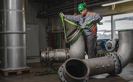 Wärtsilä engineer preparing a pipe