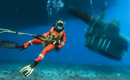 Wärtsilä employee doing underwater services