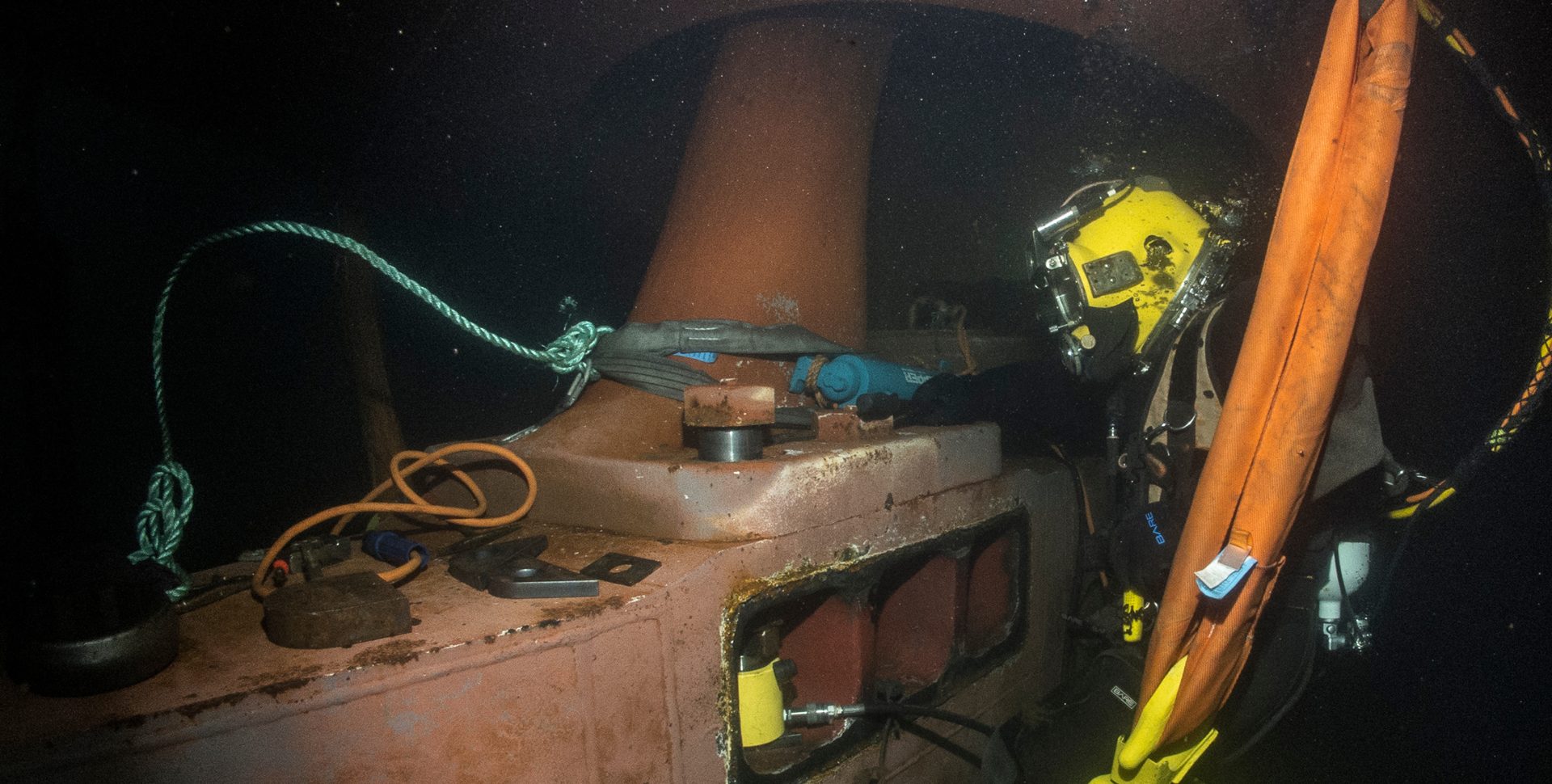 Vessel servicing underwater