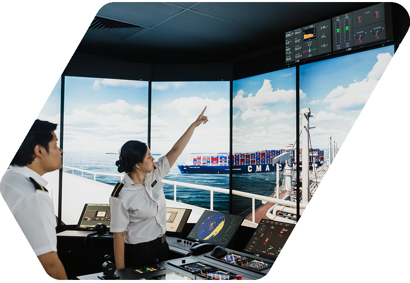 2 people use the Wärtsilä NTPRO 7 ship handling simulator