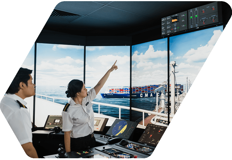 2 people use the Wärtsilä NTPRO 7 ship handling simulator