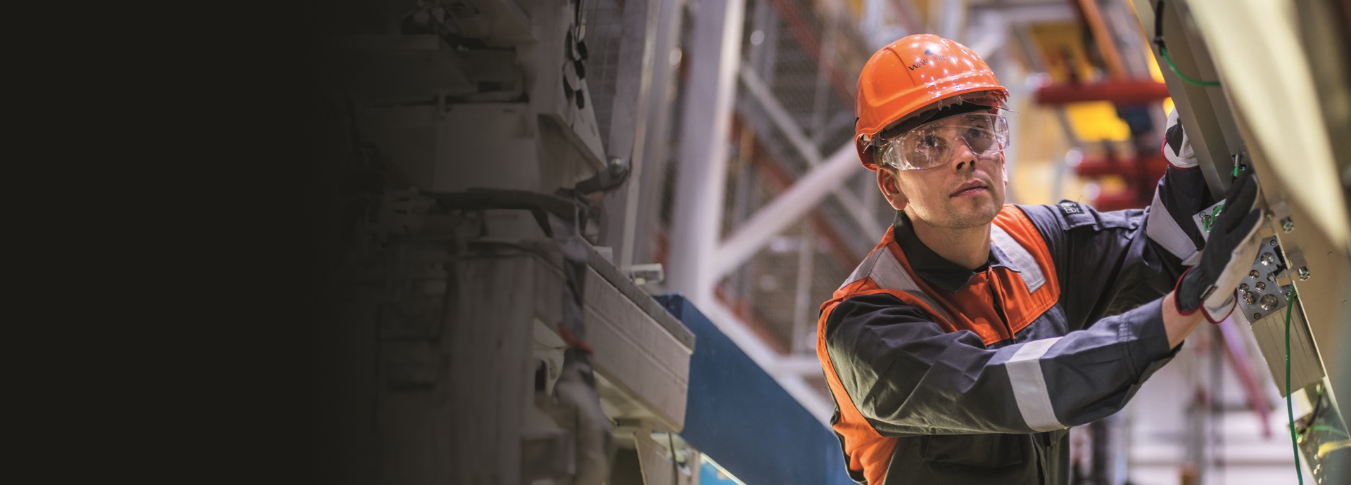 Wärtsilä Service employee at work