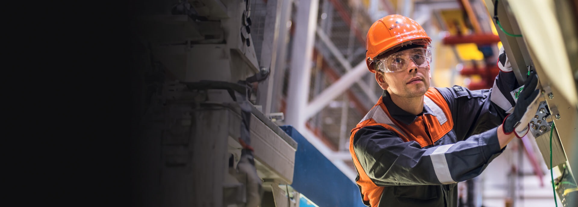 Wärtsilä Service employee at work
