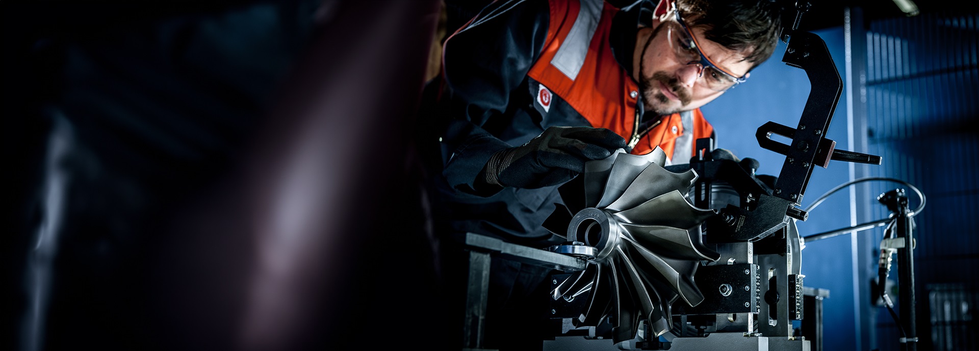 Wärtsilä service employee with a turbocharger
