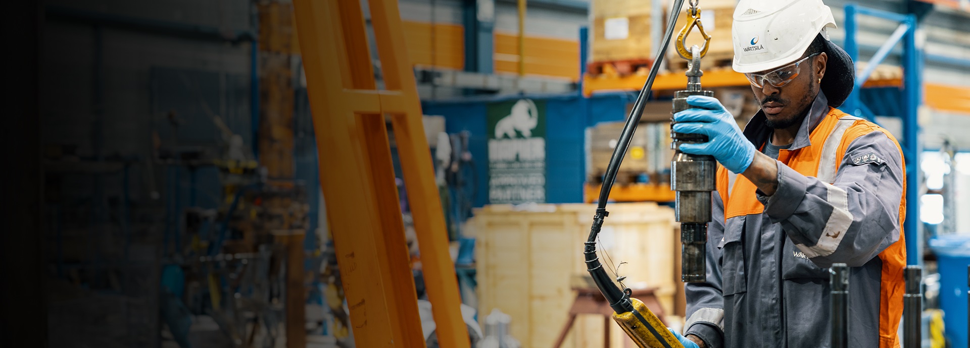 Wärtsilä service employee at work