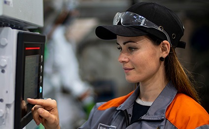 Wärtsilä employee in front of a monitor