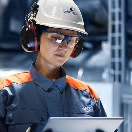 Wärtsilä engineer with tablet at site