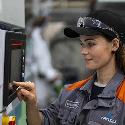 Wärtsilä employee in front of monitor