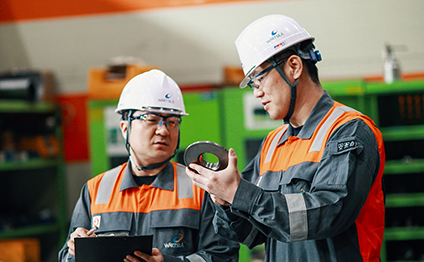 Wärtsilä service employees at work