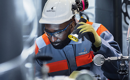 Wärtsilä service employee in the workshop