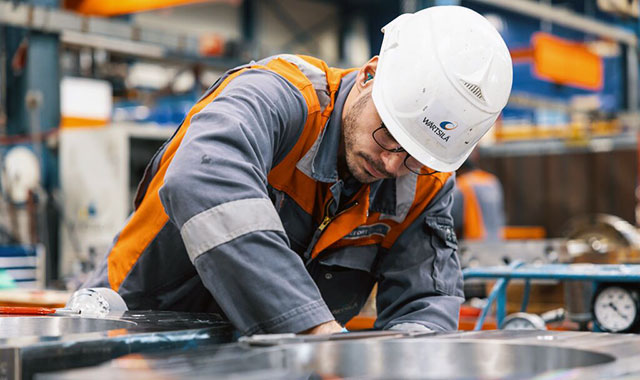 Wärstilä service employee at work