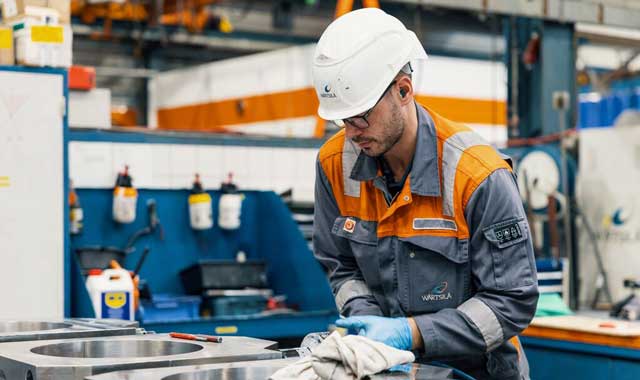 Wärtsilä Service employee