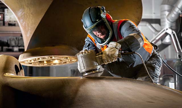 Wärtsilä service employee